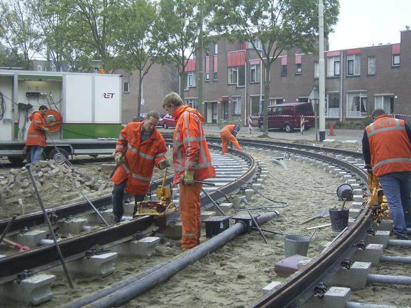 17-10-2004 het lassen en het afslijpen van de tramrails.