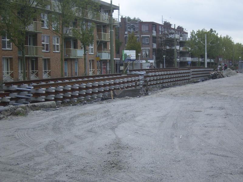 14-10-2004 de tramrails ligt al klaar in het wekend van 16en17 october gaan ze die tramrails neer leggen eerst de oude rails er uit en dat gaat dag en nacht door.(slaap lekker)