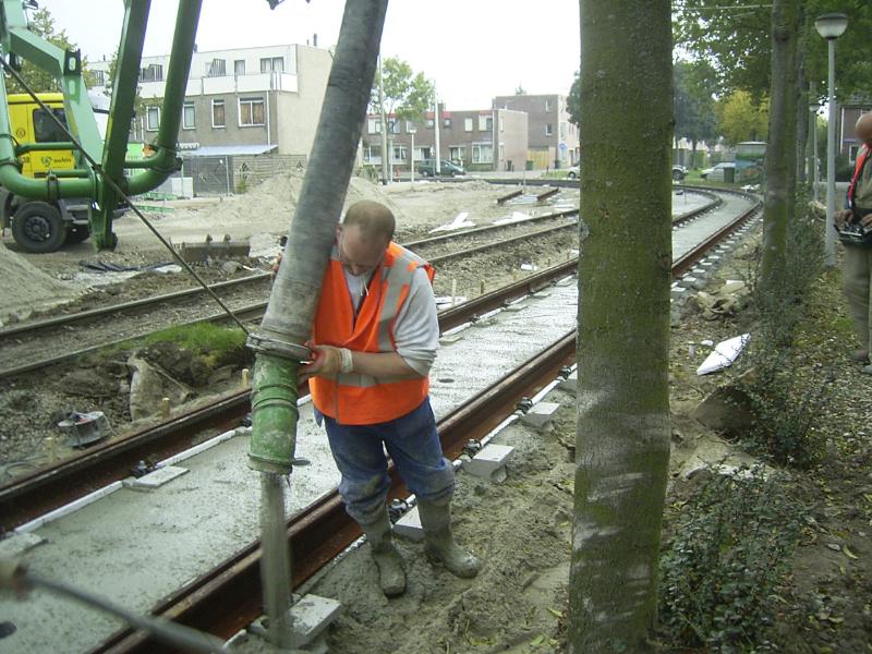 17-10-2004 deze meneer is beton aan het storten tussen de trambaan.