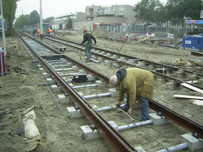 17-10-2004 het neer leggen van beton ijzer tussen de tramrails.