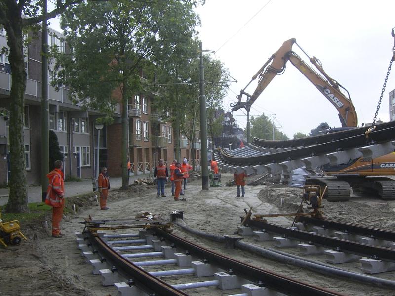 16-10-2004 de tramrails hangt hier in de kranen en word naar zijn plaats gereden.