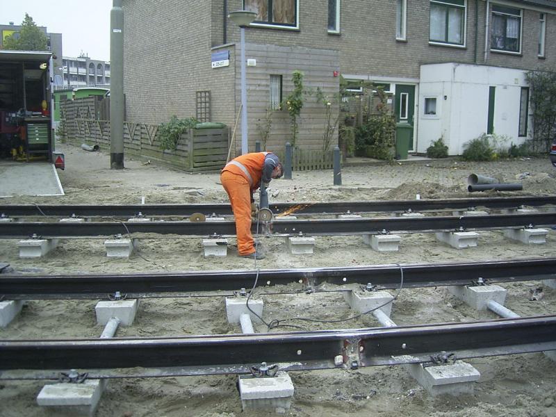 17-10-2004 het afslijpen van het gelaste gedeelte van de tramrails.