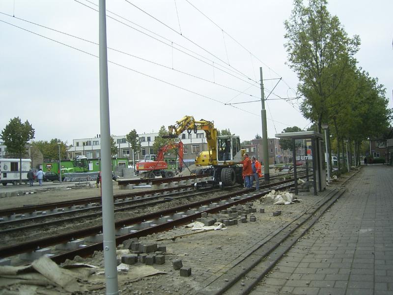 16-10-2004 de volgende tramrails word al weer gebracht door de kraan.