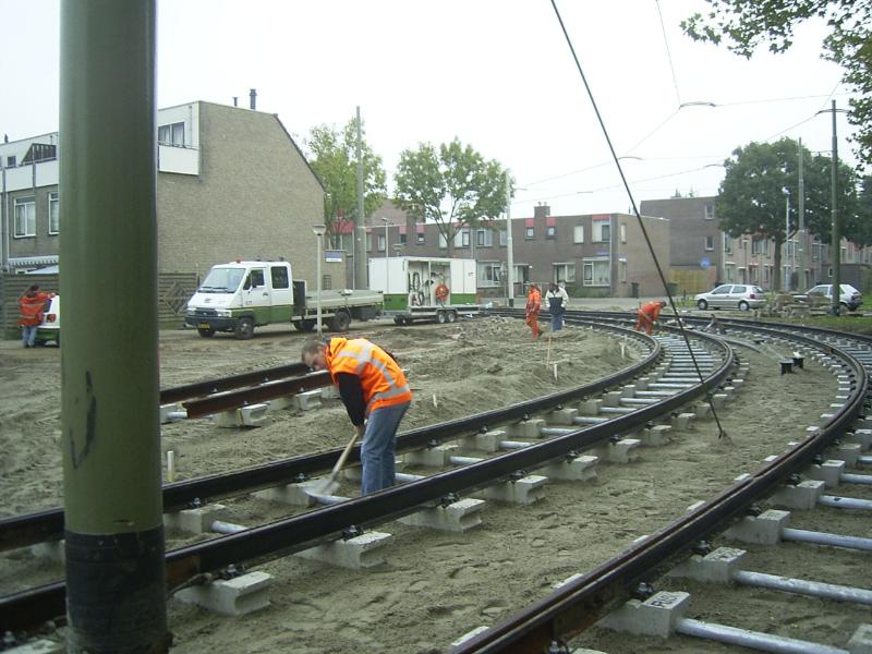 17-10-2004 het uitvlakken van het zand tussen de tramrails.