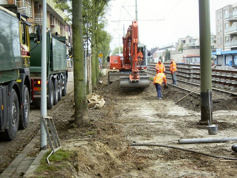 16-10-2004 hier zij de mensen de trambaan aan het leeg halen en aan het uitvlakken zodat de nieuwe tramrails geplaatst kan worden.