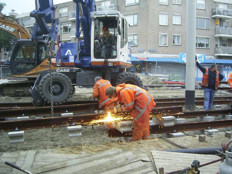 16-10-2004 de brander is de tramrails aan het doorbranden omdat hij te lang is.
