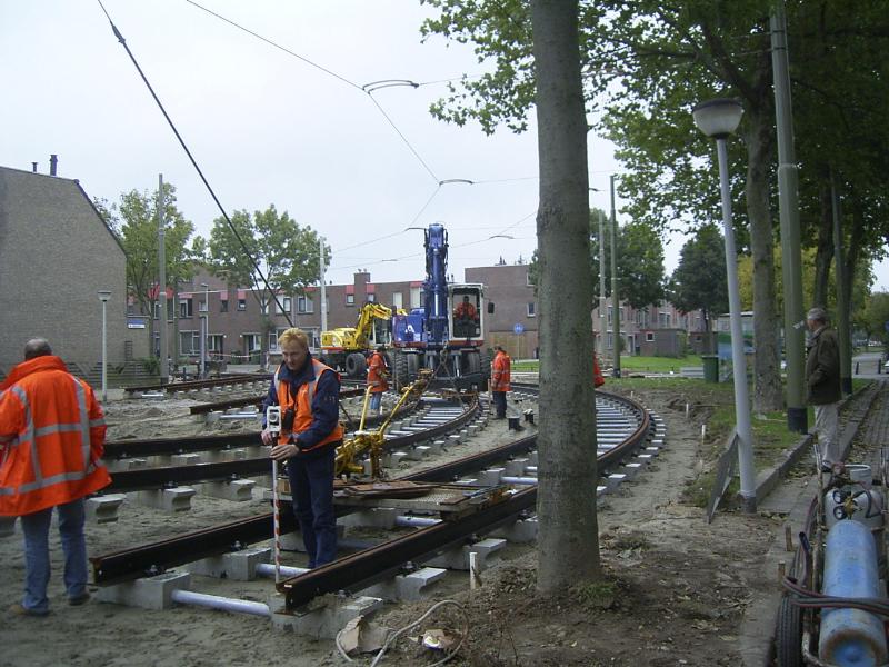 16-10-2004 hier zijn de mensen van de r.e.t bezig de tramrails aan te koppelen en de exacte plaats aan het meten voor de volgende tramrails.