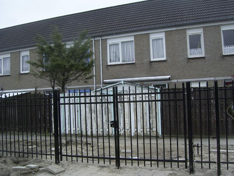 15-04-2005 het geplaatste hek aan achterzijde rhijnauwensingel 275/193.