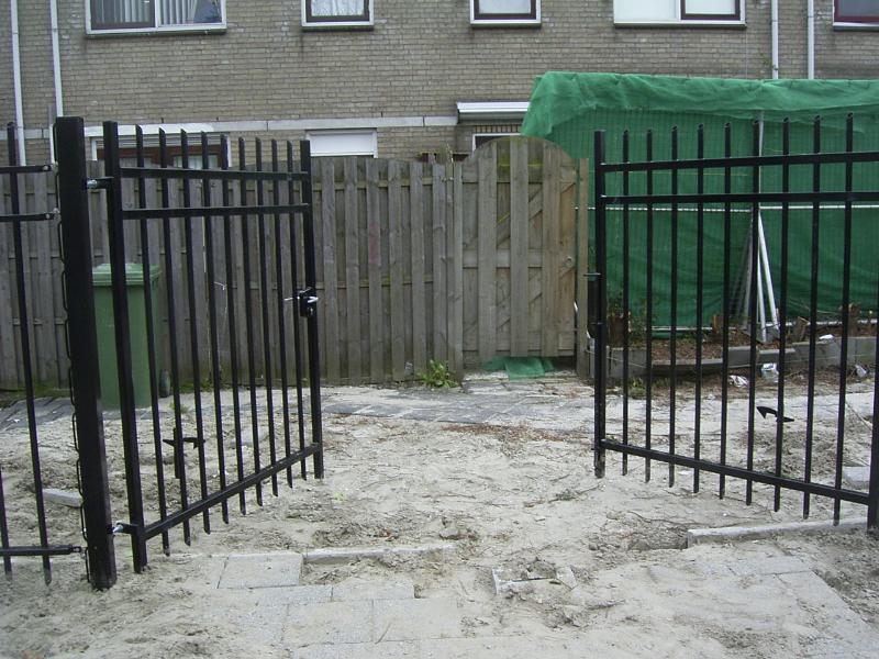 15-04-2005 het geplaatste hek aan de achterzijde rhijnauwensingel 275/293.