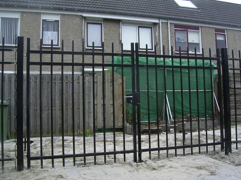 15-04-2005 het geplaatste hek aan achterzijde rhijnauwensingel 275/193.