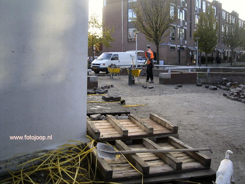 16-11-2005 herstellen van de bestrating bij het bruggetje oudewatering/eckartstraat.en de putten voor de ondergrondse vuilcontainers staan klaar om geplaats te gaan worden.