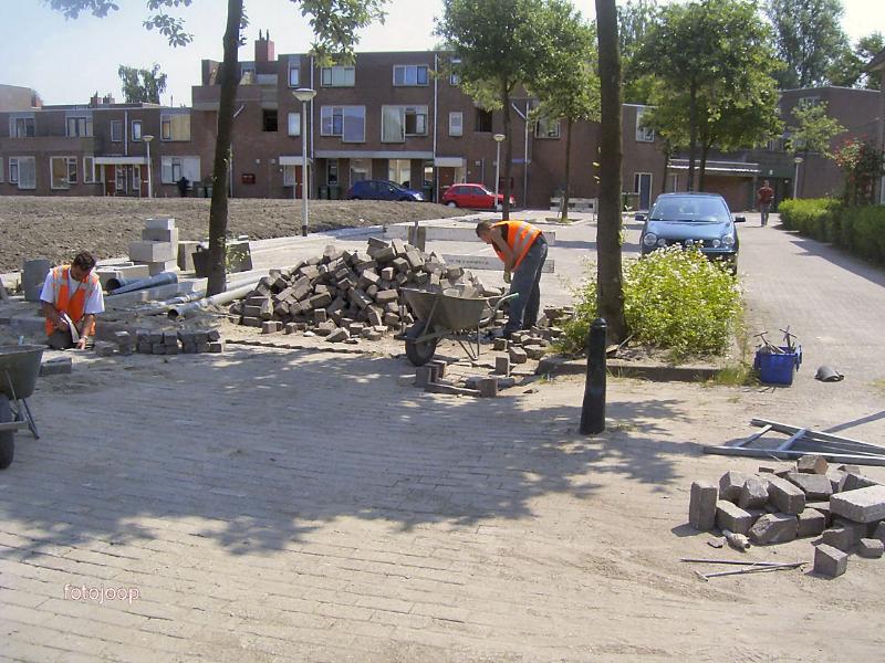 09-06-2005 het herbestraten van eckartstraat/amstenradenhoek.