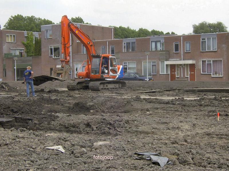 03-06-2005 het aanleggen van het wijkpark aan de eckartstraat/maurickerf/amstenradenhoek.

