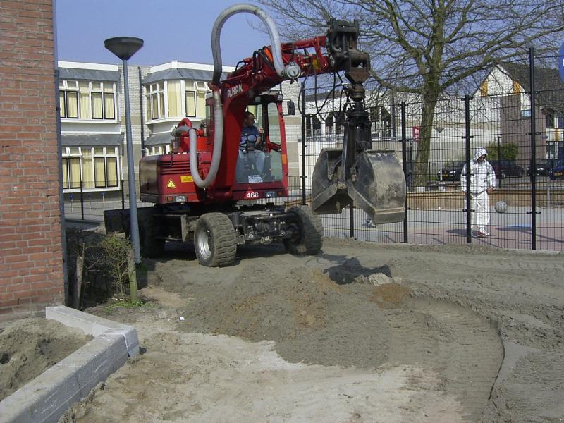 01-04-2005 herbestrating en aanleg van park aan de eckartstraat/maurickerf.