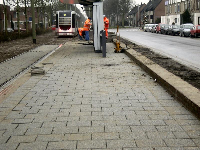 22-12-2004 de stratenmakers zijn bezig aan de tramhalte te bestraten het perron is bijna klaar.