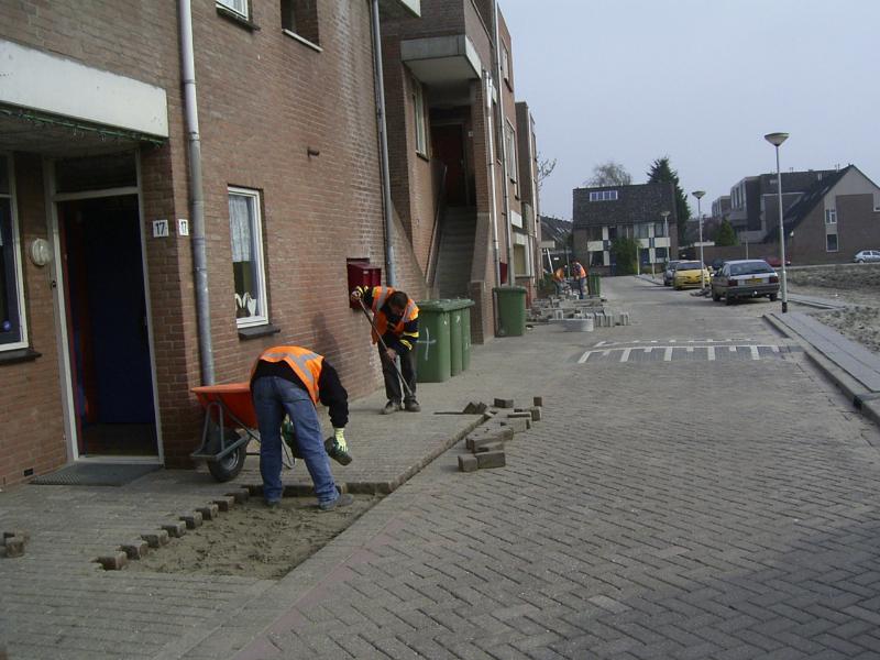 18-04-2005 herbestrating eckartstraat en aanleg van park eckartstraat/maurickerf/amstenradenhoek.