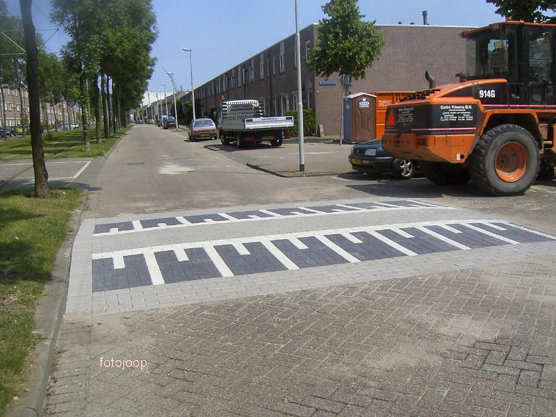 09-06-2005 het aanleggen van verkeersdrempels aan de schinnenbaan.