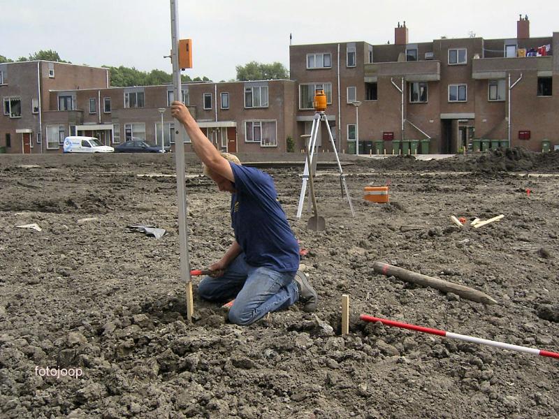 03-06-2005 het aanleggen van het wijkpark aan de eckartstraat/maurickerf/amstenradenhoek.
