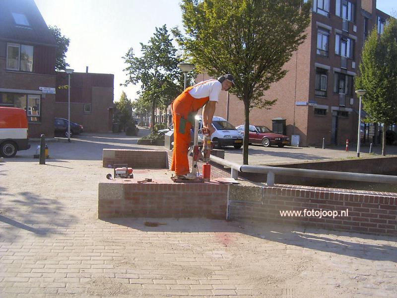 23-09-2005 het boren van gaten in de muurtjes voor het plaatsen van hekwerk op het bruggetje bij de eckartstraat/oudewatering.