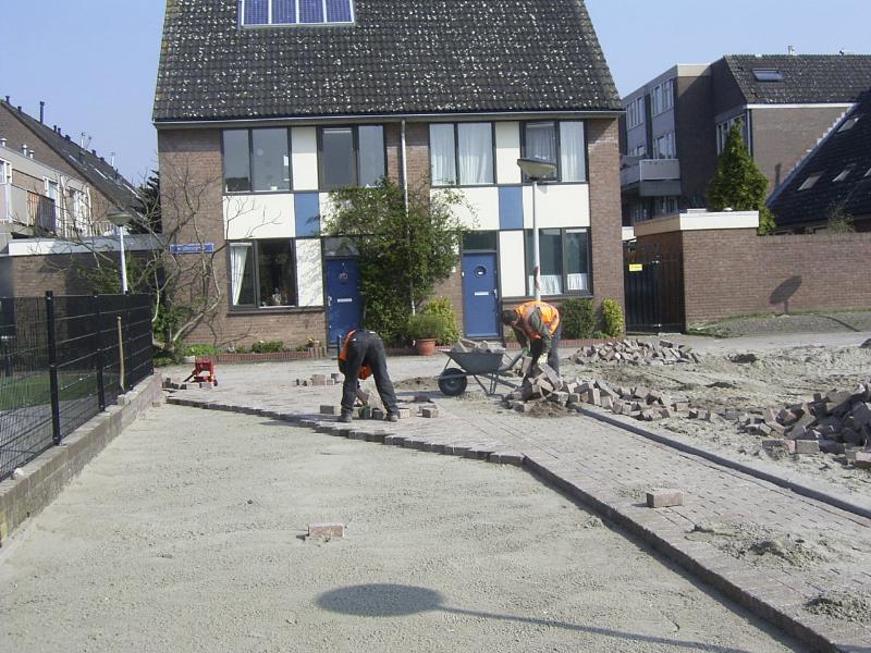 01-04-2005 herbestrating en aanleg van park aan de eckartstraat/maurickerf.