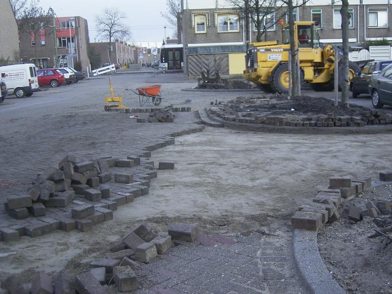 19-01-2005 stratenmakers zijn aan het herbestraten aan de parkeerplaats keverborgstraat.