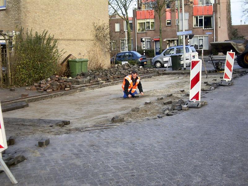 11-01-2005 de stratenmakers zijn bezig aan het herbestraten van de parkeerplaatsen aan de keverborgstraat.