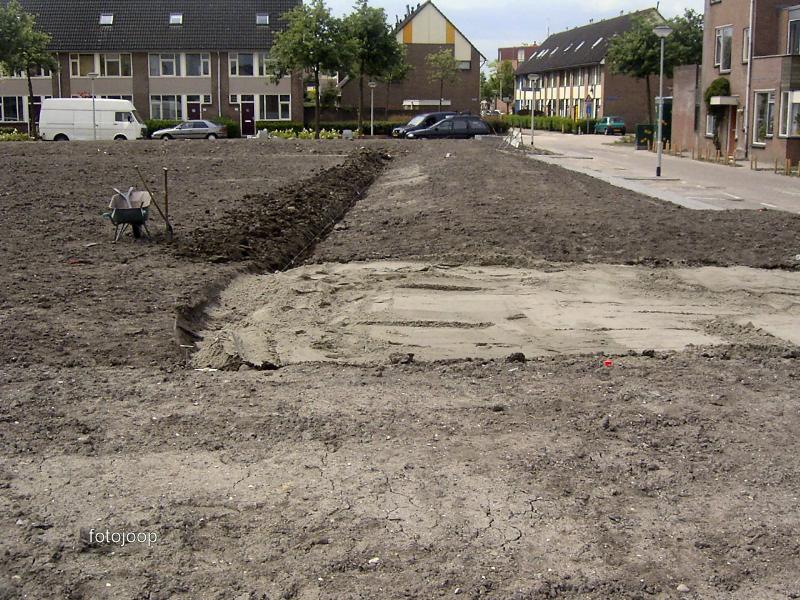 16-06-2005 het aanleggen van van banden en bestrating in het wijkpark aan de eckartstraat/maurickerf/amstenradenhoek.
