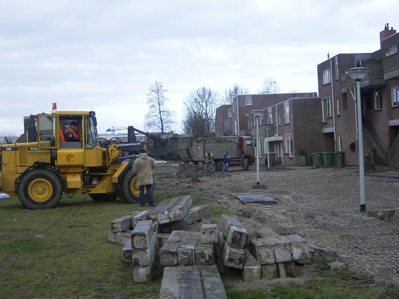 01-02-2005 de mensen zijn bezig met het aanleggen van het park eckartstraat/maurickerf.