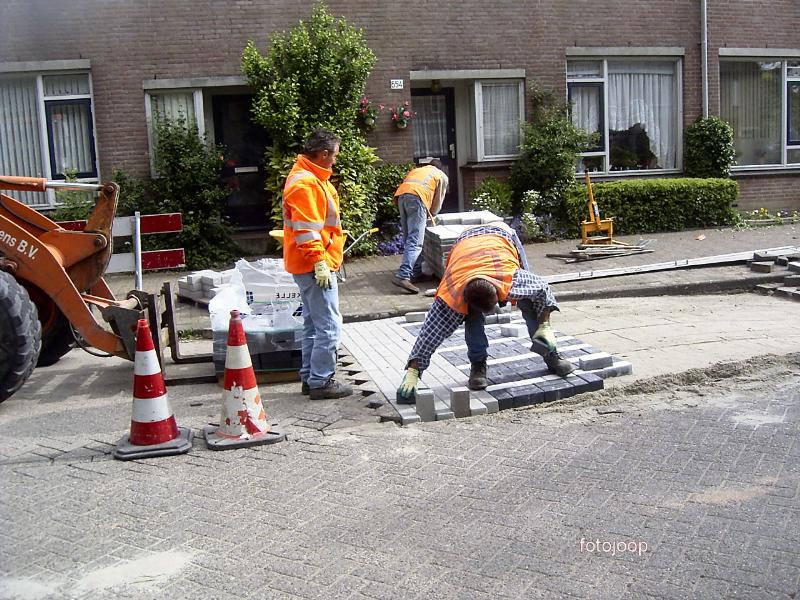 07-06-2005 het aanleggen van verkeersdrempels aan de schinnenbaan.