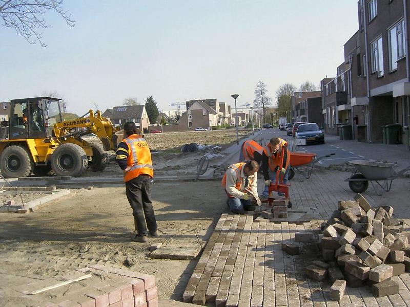 22-04-2005 herbestraten en aanleg van het park eckartstraat/maurickerf/amstenradehoek.