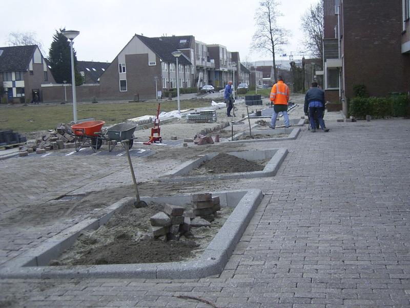 11-03-2005 herinrichting van de bestrating en de aanleg van het park aan de eckartstraat/maurickerf.