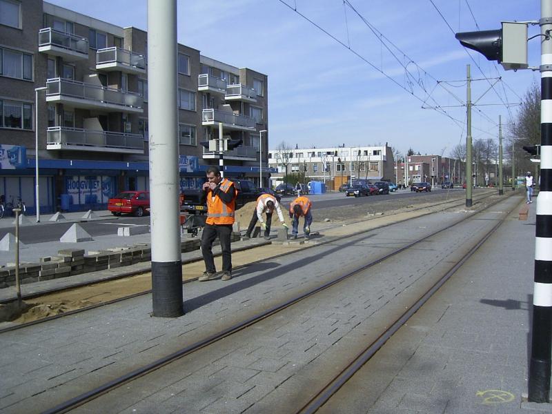 21-03-2005 stratenmakers zijn bezig aan herstelwerkzaamheden bij de tramhalte