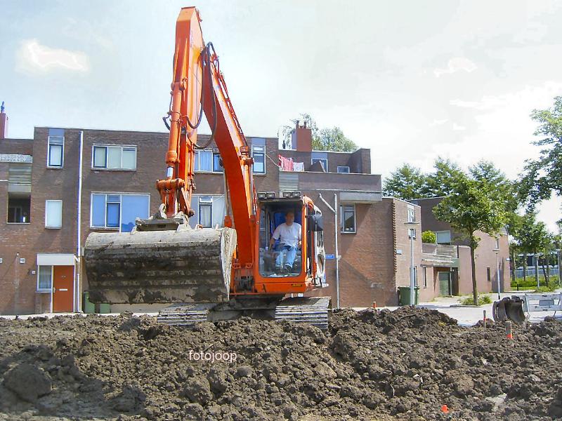01-06-2005 aanleg van het wijkpark aan de eckartstraat/maurickerf/amstenradenhoek.