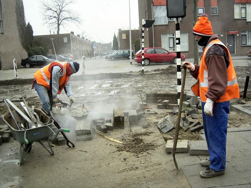 22-12-2004 de stratenmakers zijn bezig aan het bestraten aan de oversteek schinnenbaan/keverborgstraat.