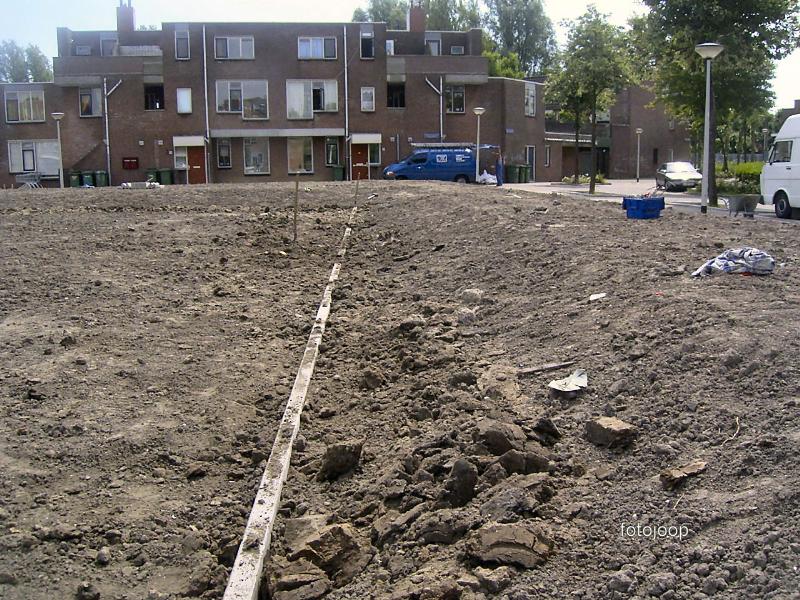 15-06-2005 de grondwerkers zijn hier bezig geulen te graven voor banden te plaatsen voor de aanleg van het park aan de eckartstraat/maurickerf/amstenradenhoek.