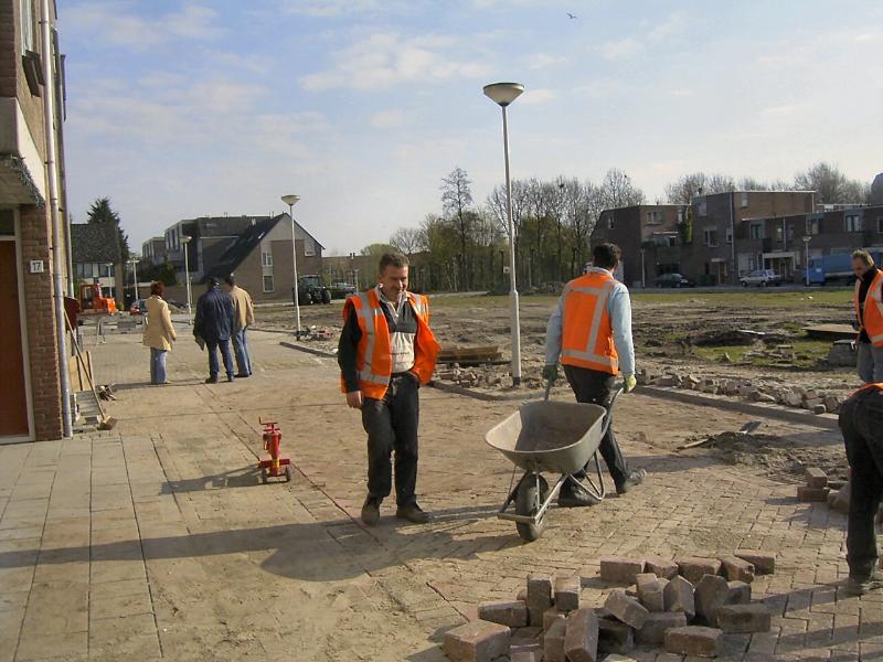 12-04-2005 herbestraten van eckartstraat en aanleg van park eckartstraat/maurickerf.