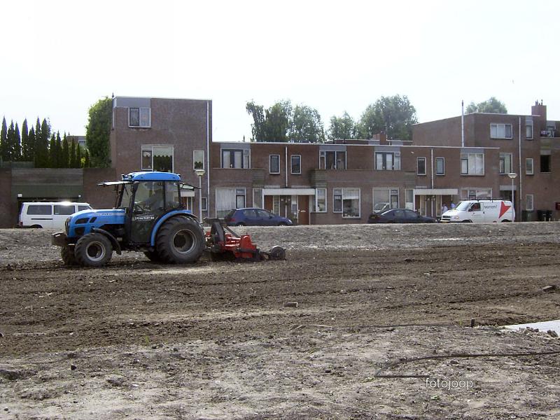 21-06-2005 het omploegen van het speelveld van het park aan de eckartstraat/amstenradenhoek/maurickerf.
