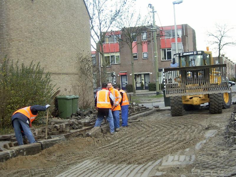 10-01-2005 de straatmakers zijn weer begonnen met de werkzaamheden aan het herbestraten van de parkeerplaats keverborgstraat.
