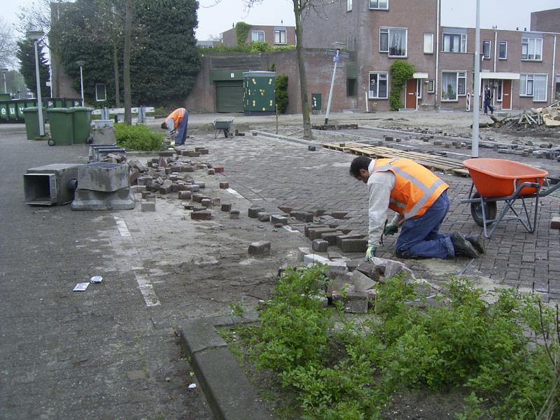 26-04-2005 herbestrating en aanleg park aan eckartstraat/maurickerf/amstenradehoek.