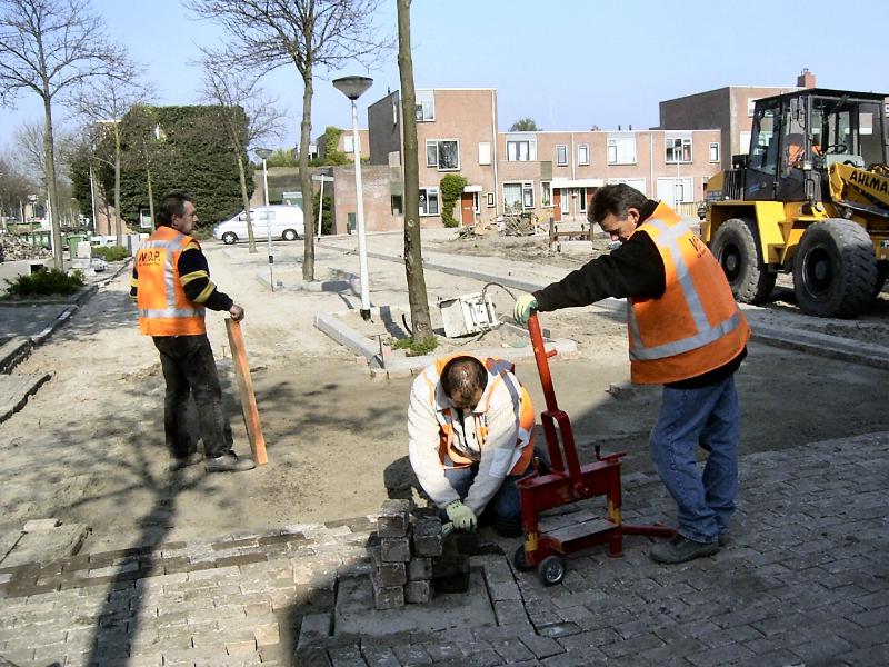 22-04-2005 herbestraten en aanleg van het park eckartstraat/maurickerf/amstenradehoek.