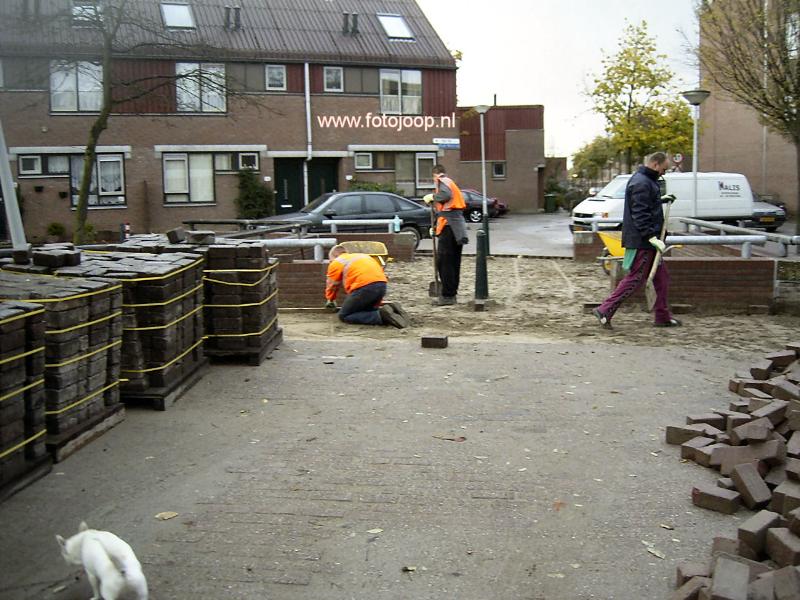 16-11-2005 herstellen van de bestrating bij het bruggetje oudewatering/eckartstraat.