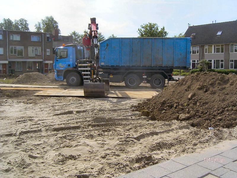 26-05-2005 het brengen van rijplaten en aarde voor het aan leg van het park aan de eckartstraat/maurickerf.