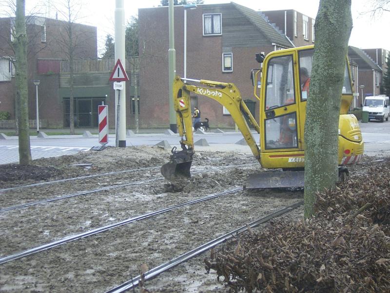 19-01-2005 het aanbrengen van de kabels voor de verkeerslichten voor de tram tussen de tramrails aan de schinnenbaan.