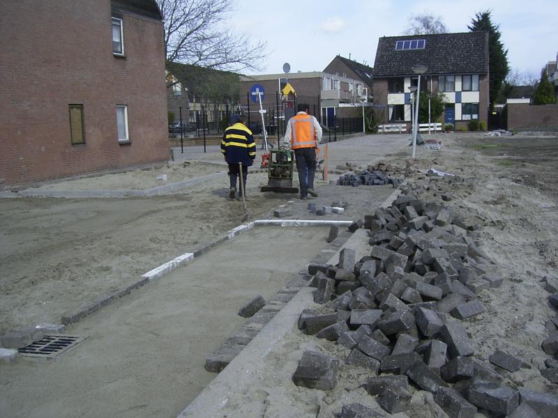 05-04-2005 herbestraten en aanleg van park aan de eckartstraat/maurickerf.
