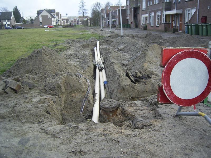 03-02-2005 het aanleggen van nieuwe riolerings pijpen en nieuwe bestrating en het aanleggen van een park aan de eckartstraat/maurickerf.