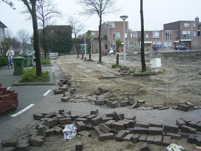 14-04-2005 het herbestraten van eckartstraat/maurickerf/amstenradenhoek en het aanleggen van het park.