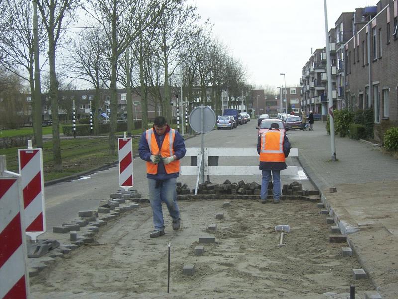 20-01-2005 de stratenmakers zijn aan het herbestraten aan de schinnenbaan thv keverborgstraat.