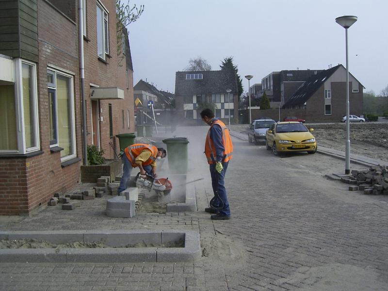 18-04-2005 herbestrating eckartstraat en aanleg van park eckartstraat/maurickerf/amstenradenhoek.