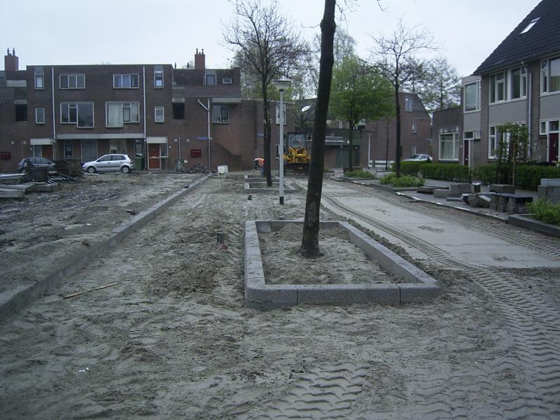 20-04-2005 herbestrating en aanleg park aan de eckartstraat/maurickerf/amstenradenhoek.