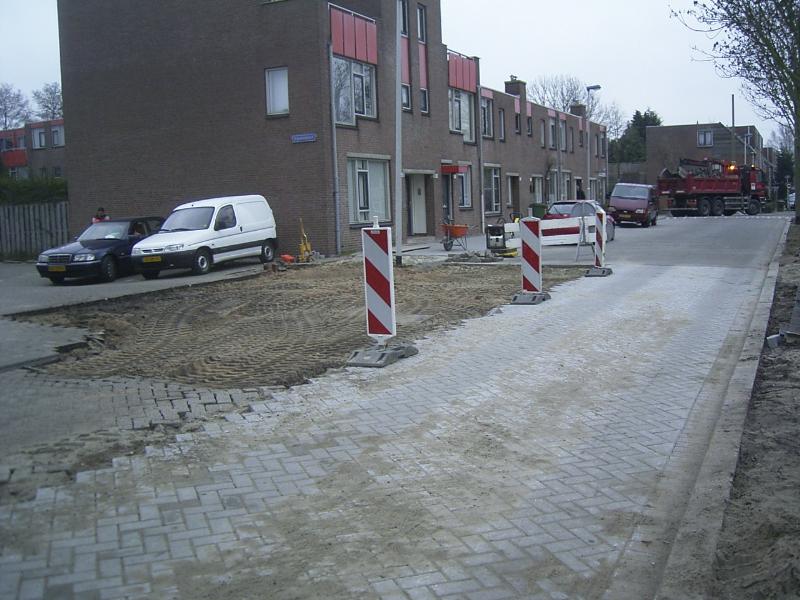 17-01-2005 de stratenmakers zijn aan het herbestraten aan de schinnenbaan thv keverborgstraat.